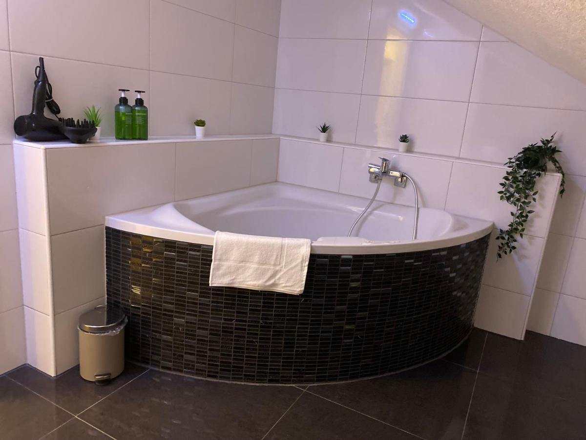Deluxe Business Suite Mit Netflix Premium & Parkplatz, Zentral Zu Audi & Schwarz Gruppe With 2 Bedrooms Bad Friedrichshall Zewnętrze zdjęcie